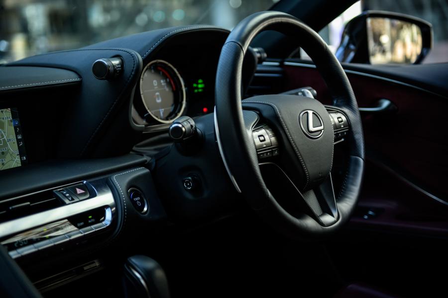 Торпедо Lexus LC500h 2017 года  (JP) (фото 30 из 30)